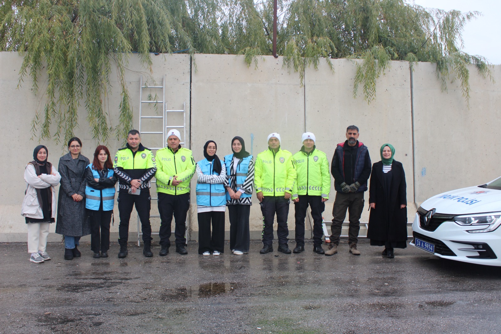 Erzincan Öğrenci Yurdu öğrencilerinden Polislere destek ziyareti