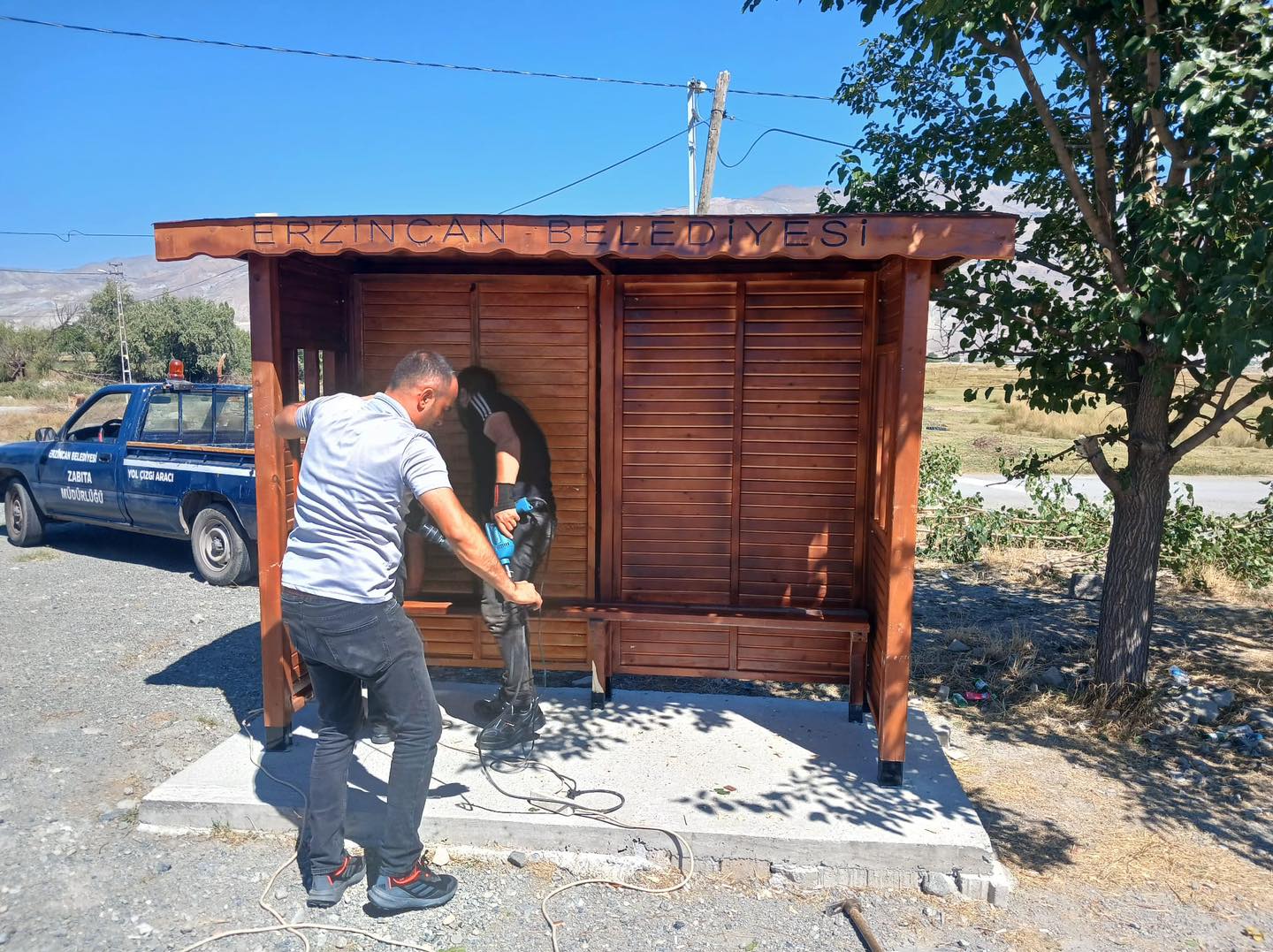 Kapalı Otobüs Durakları yapım işi devam ediyor.