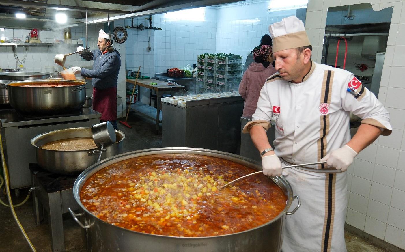 Erzincan Belediyesi 900 kişinin iftar yemeğini evlerine bırakıyor