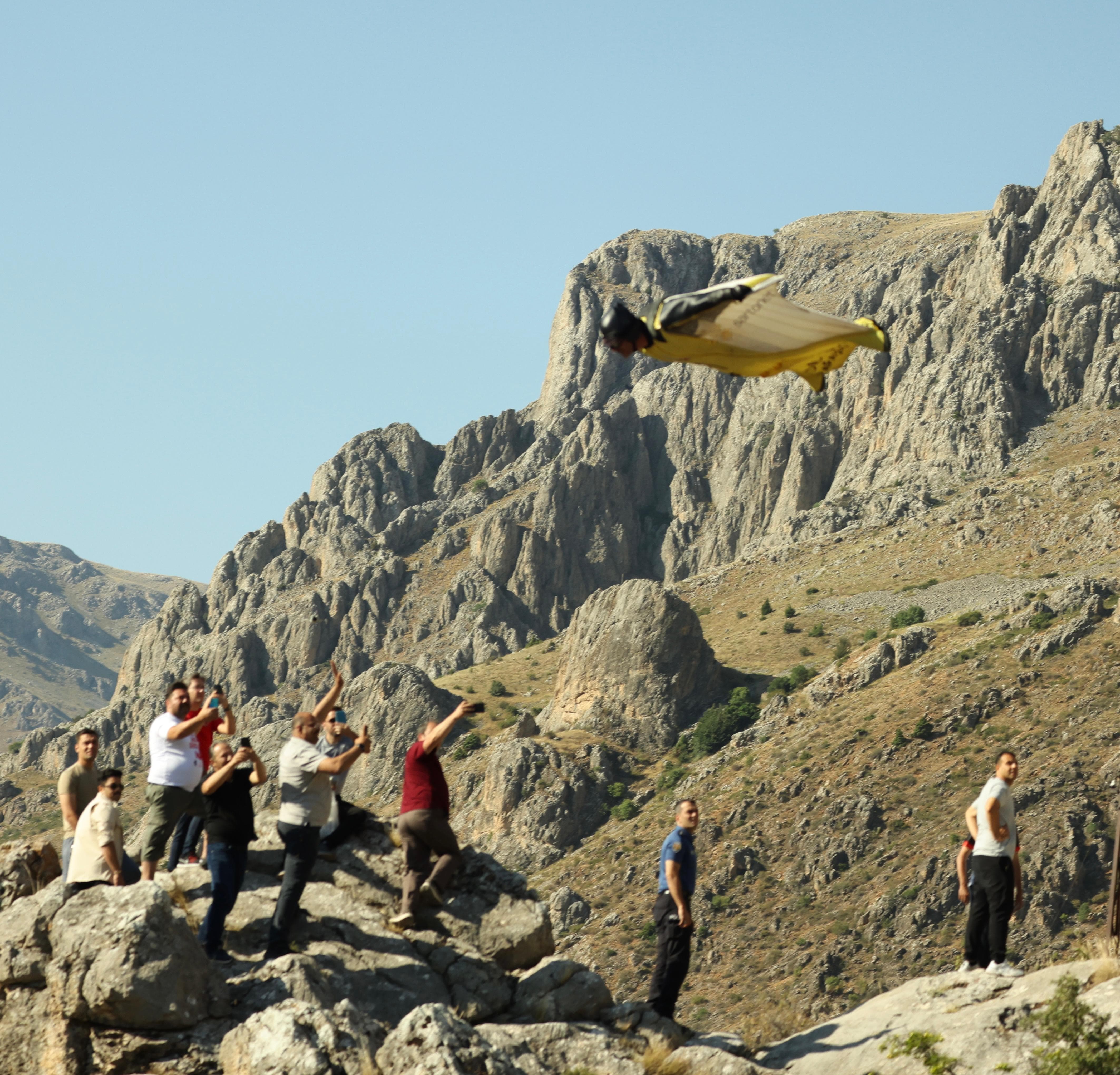 Wingsuit atlayışı nefesleri kesti