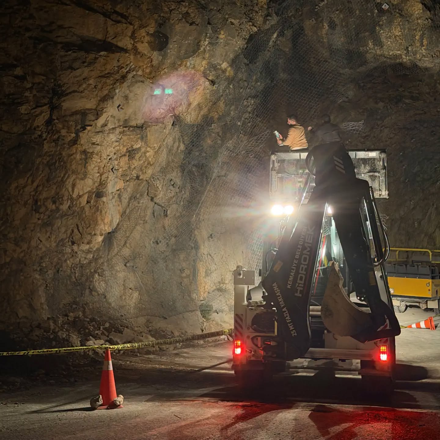 Kemaliyeliler Taş Yolu’nda Kaya Düşmesine Hızlı Müdahale