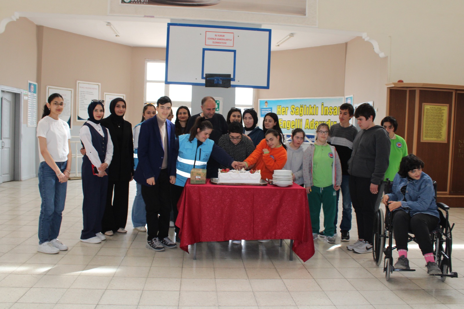 Terzi Baba yurdu öğrencilerinden Rehabilitasyon merkezine anlamlı ziyaret 