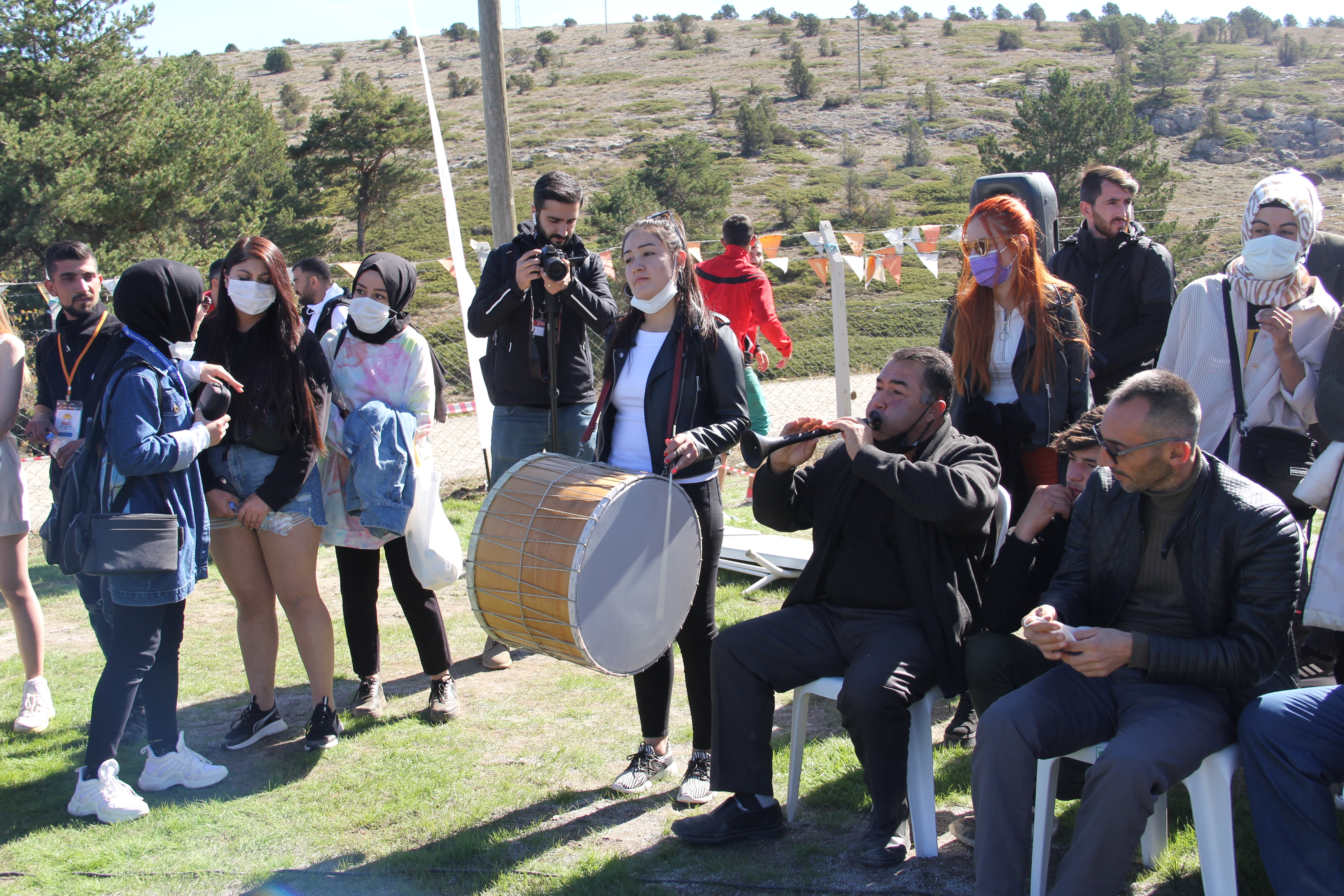 Babasıyla Birlikte Festivallere, Düğünlere Giderek Davul Çalıyor