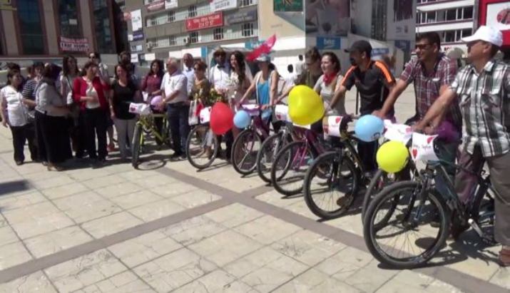 Düğün Konvoyunu Araç Yerine Bisikletle Yaptılar - video haber