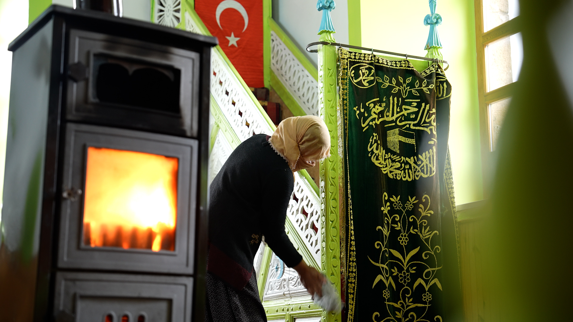 Köy Camii imece usulü temizlendi