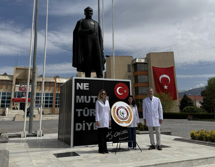 56.Bölge Erzincan Eczacı Odası Yönetim Kurulu, “14 Mayıs Eczacılık Günü kutlu olsun”