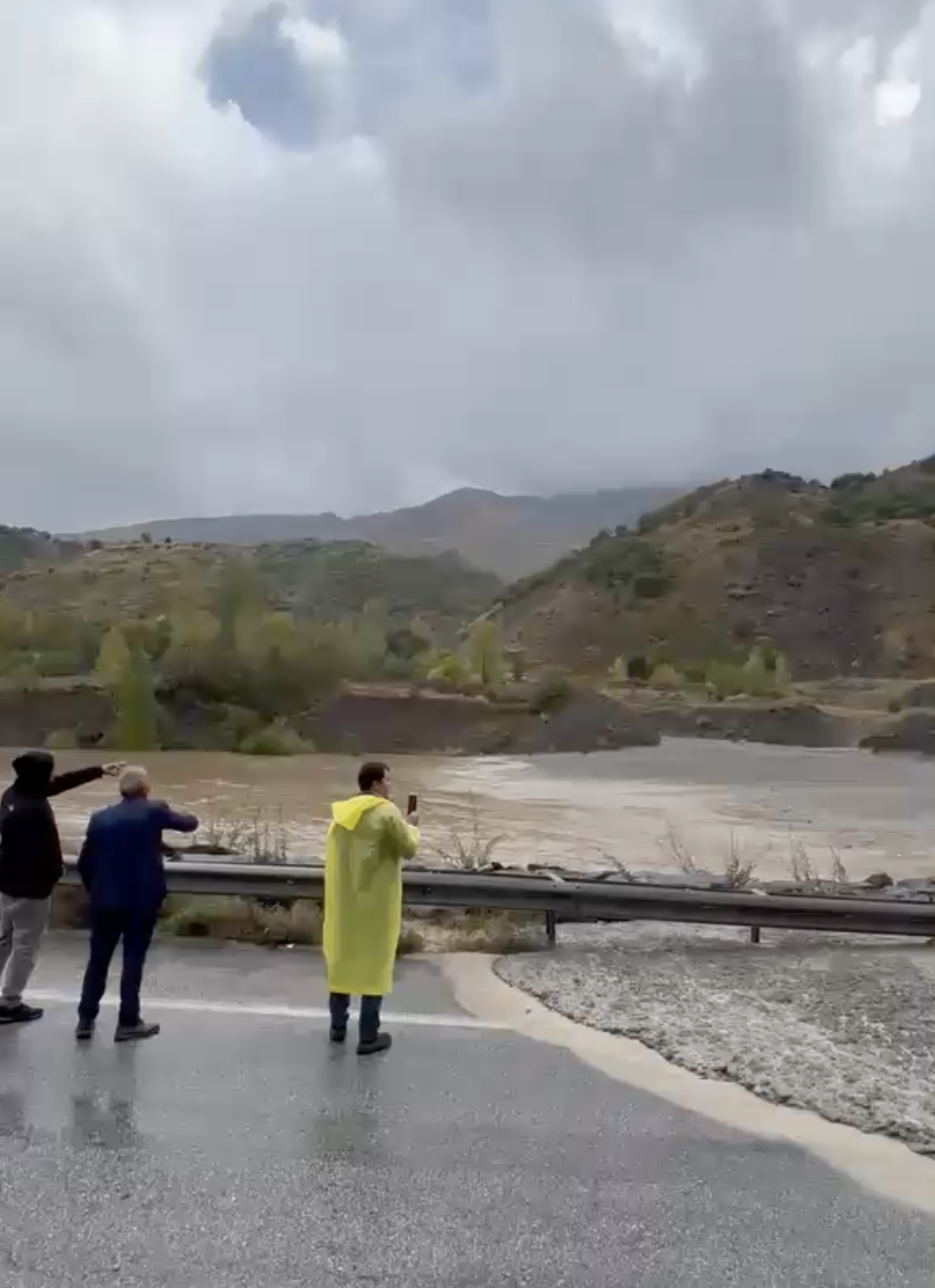Aşırı yağış ulaşımı vurdu