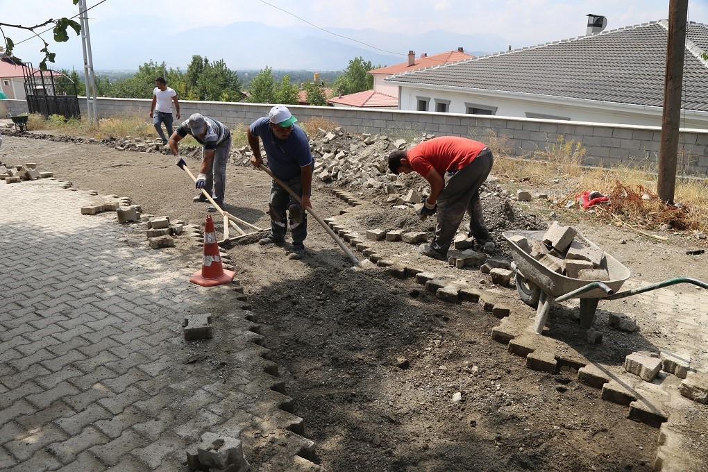 Erzincan Belediyesi Üst Yapı Çalışmalarına Devam Ediyor