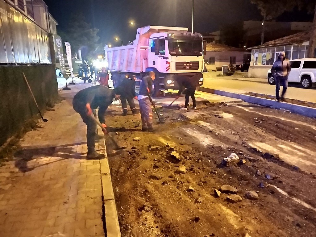 Erzincan Belediyesi üst yapı çalışmalarını gece mesaisiyle sürdürdü