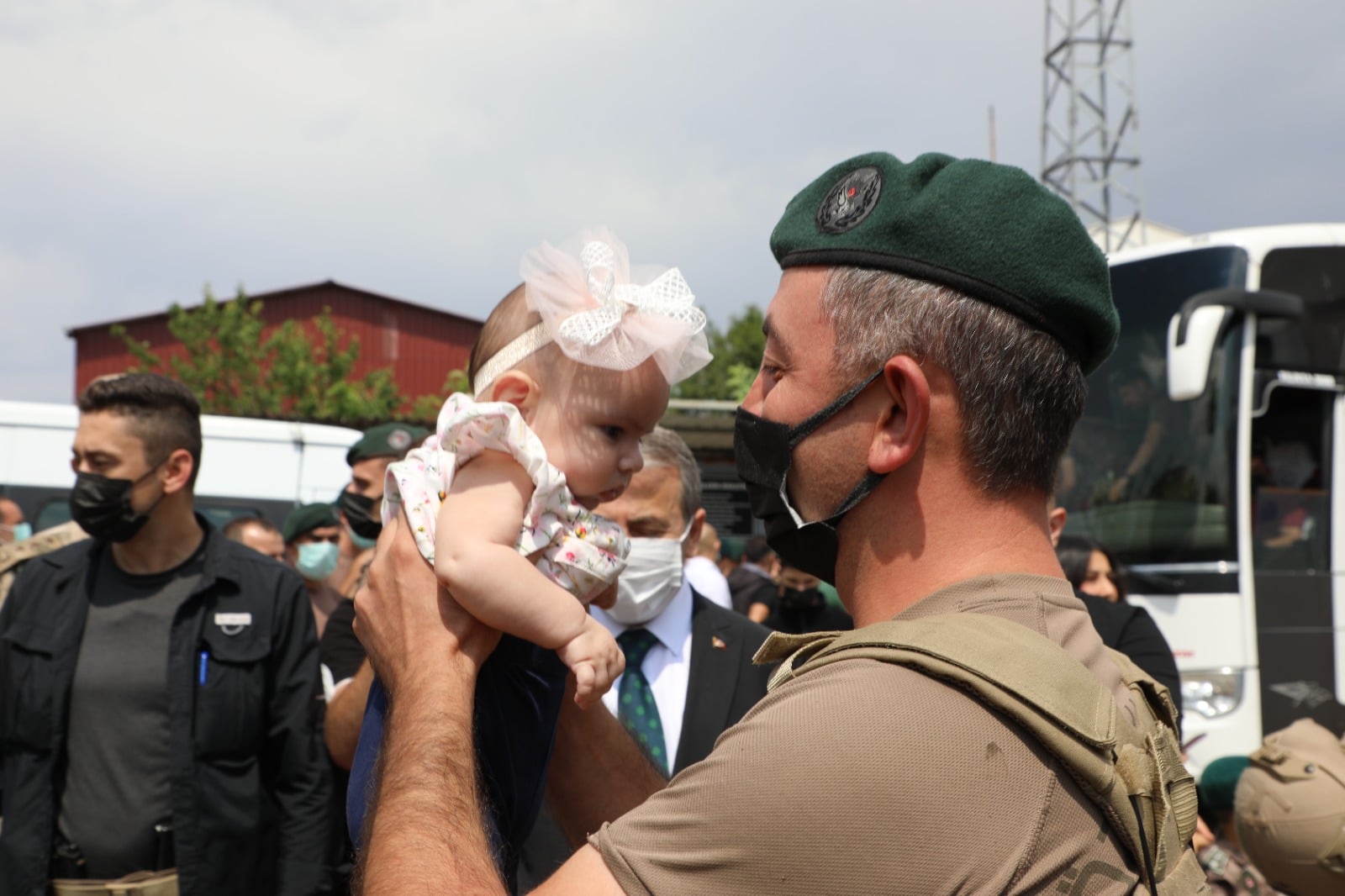 Görevlerini Başarıyla Tamamlayıp, Aileleriyle Kucaklaştılar