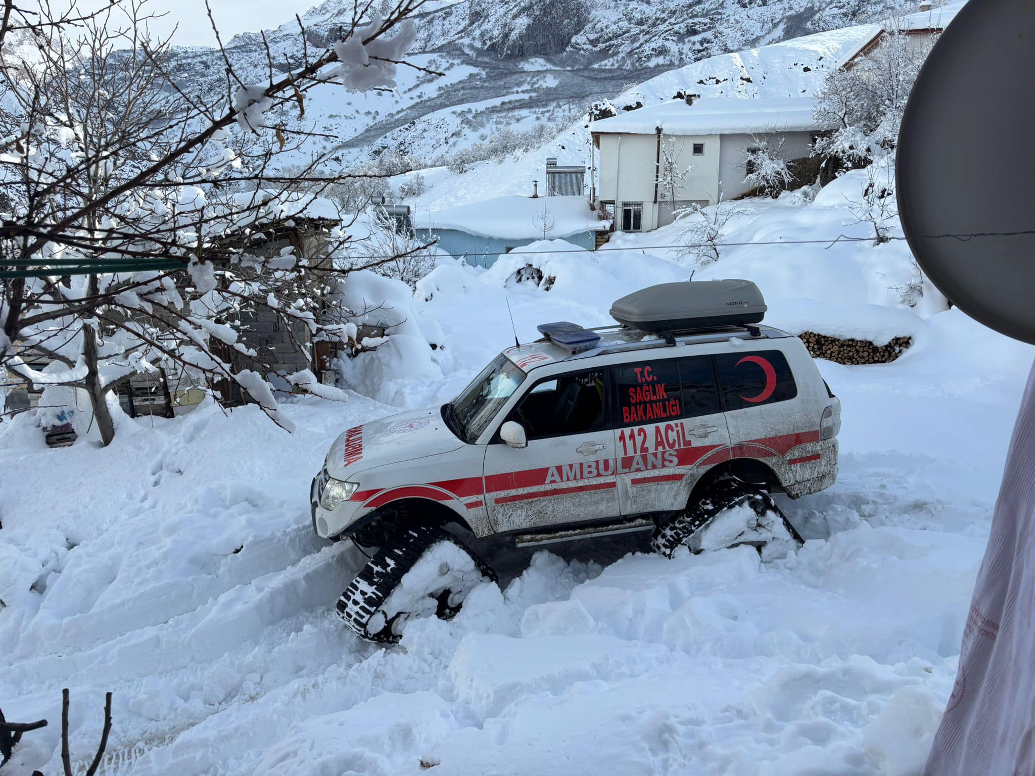 Yaşlı hastanın yardımına paletli ambulans yetişti