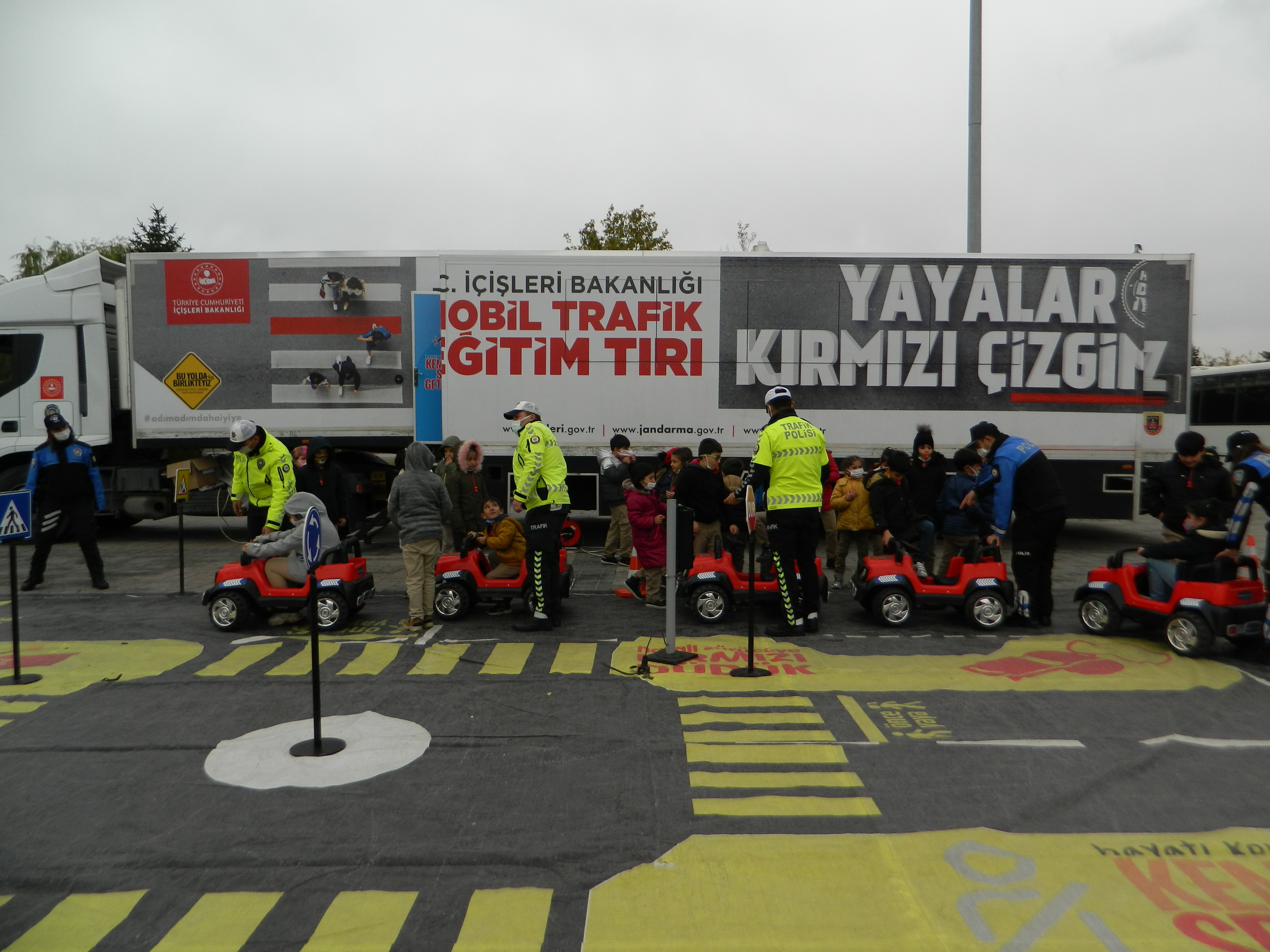 Mobil Trafik Eğitim Tırında Hem Eğlendi Hem Öğrendiler