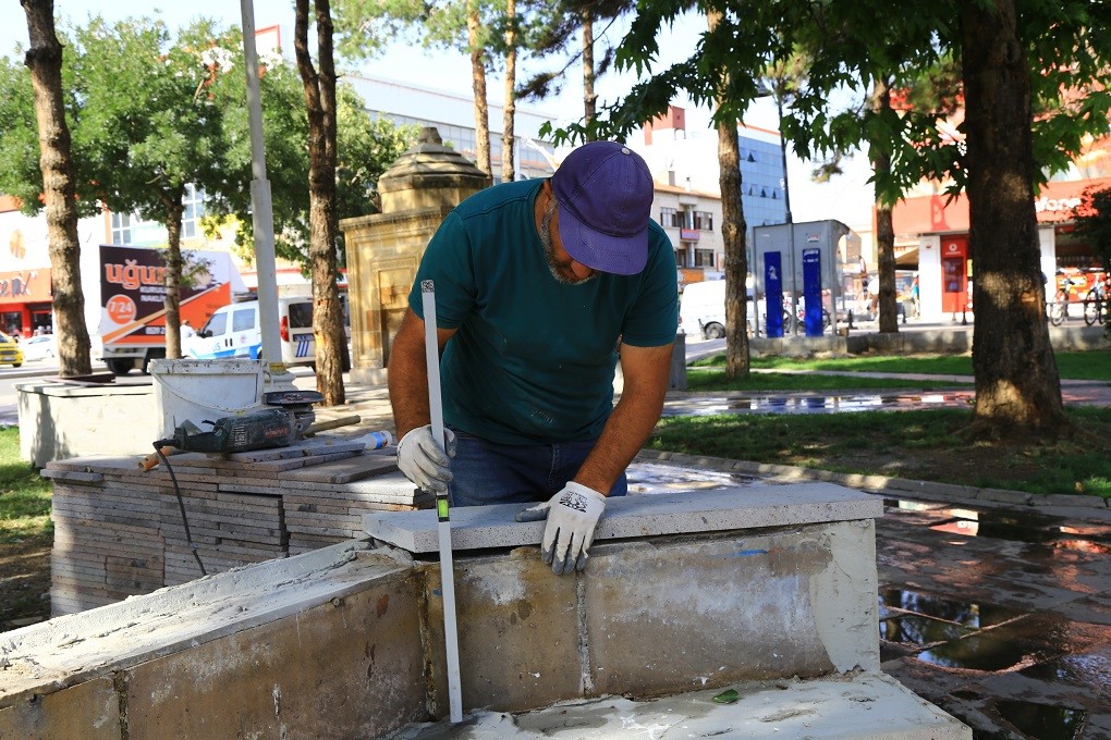 Oturma bankları yenileniyor