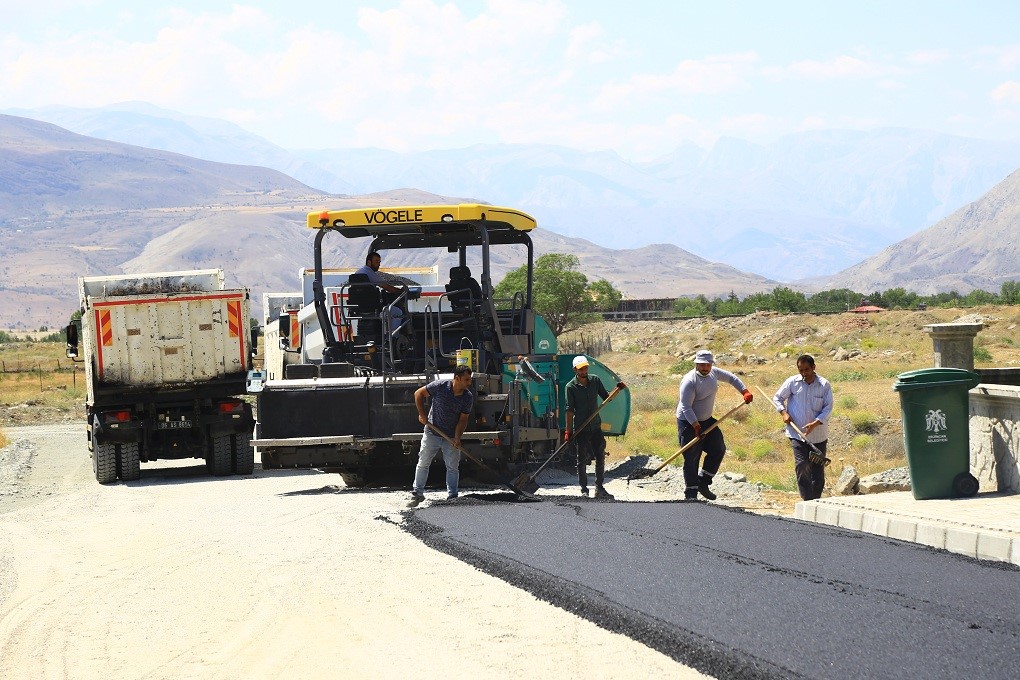 Sıcak Asfalt Çalışmaları Devam Ediyor