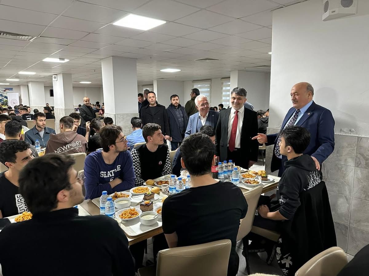 Milletvekili Karaman, İftarda öğrencilerle bir araya geldi