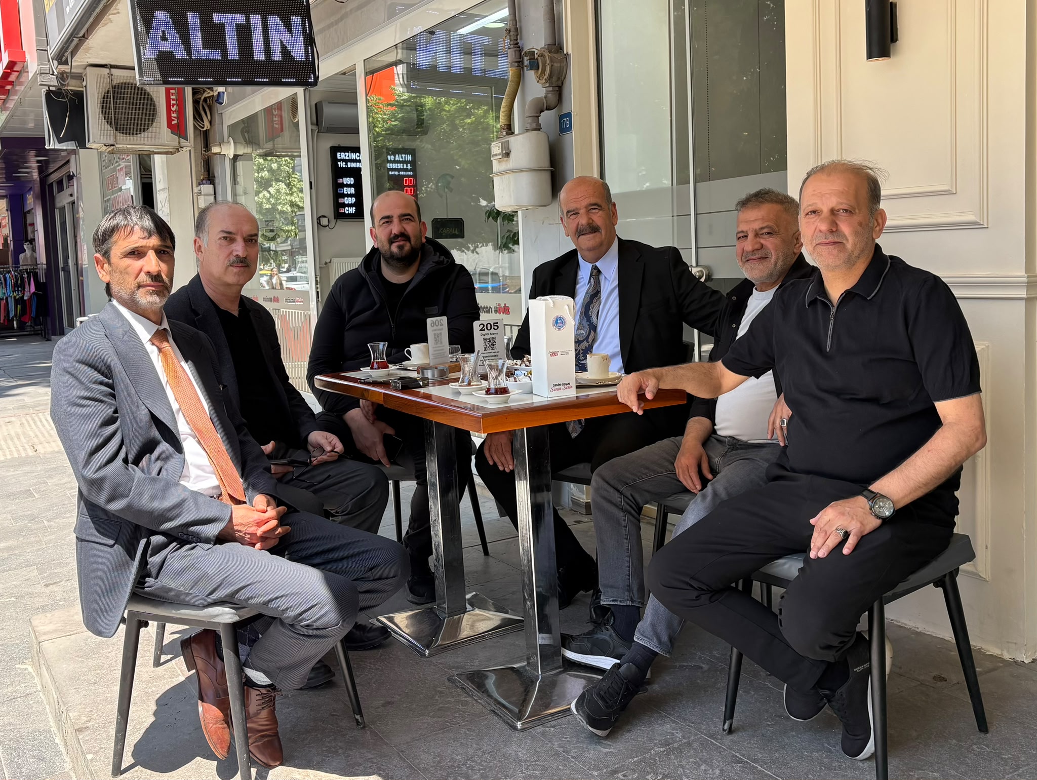 Tan, “Makamda Değil, Sahada” ve “Geleceği Yakalayan Bir Oda.”