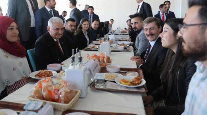 Başbakan Yıldırım, Öğrencilerle