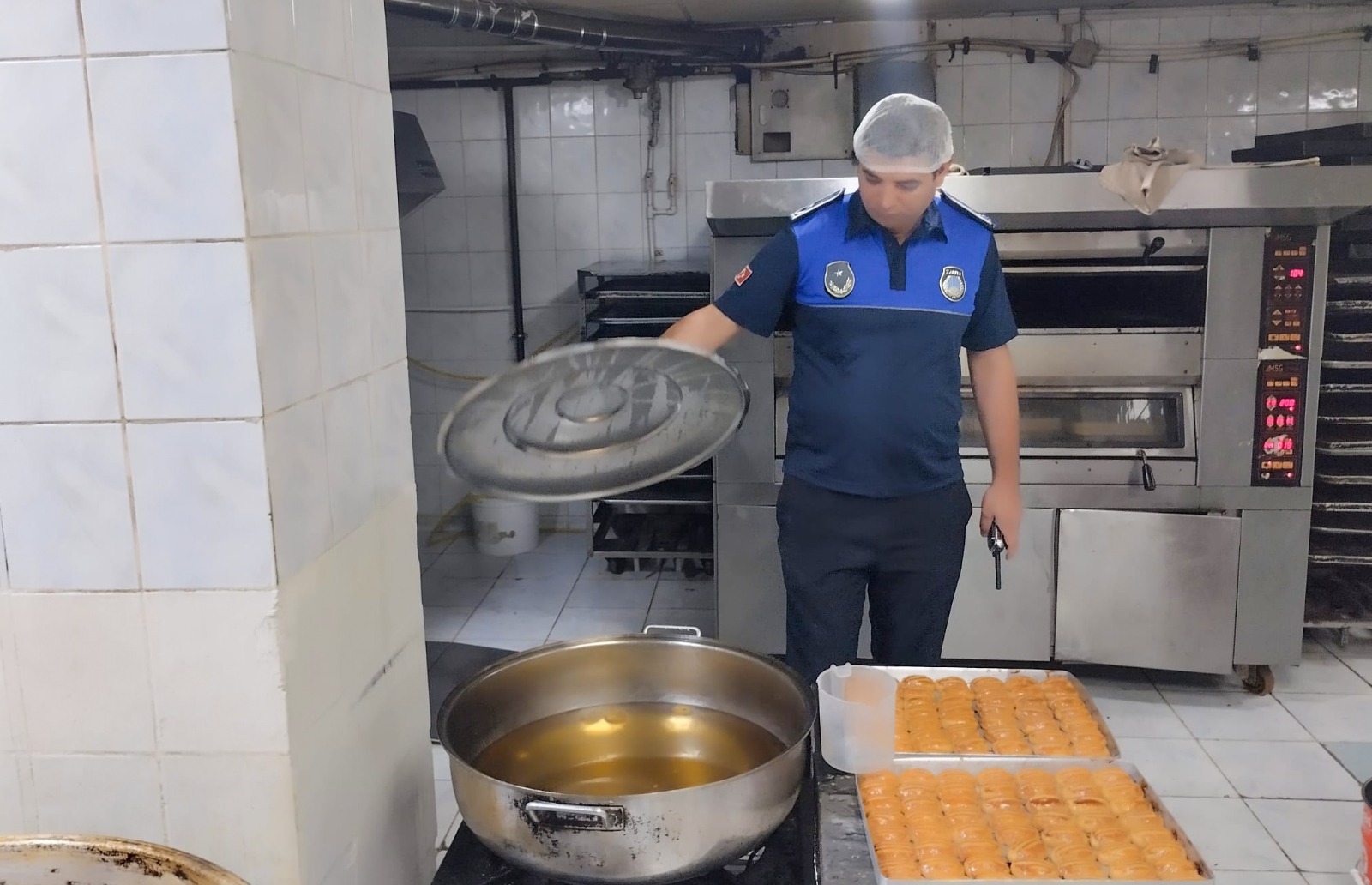 Zabıta Ekipleri Tatlı İmalathanelerinde Denetimlerini Sürdürüyor