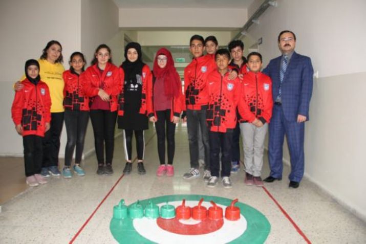 Okul Koridorundan Floor Curling Sahası, Peynir Bidonu Kapı Kolu Ve Betondan Curling Topu