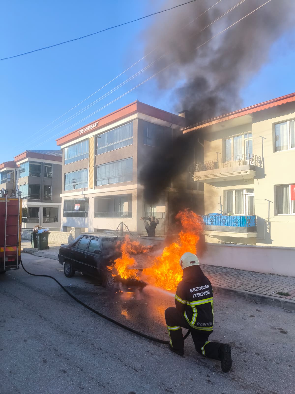 Erzincan’da park halinde ki araç yandı