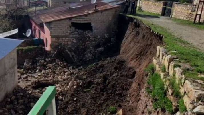 Aşırı Yağış Sonrası Bir Evin İstinat Duvarı Çöktü