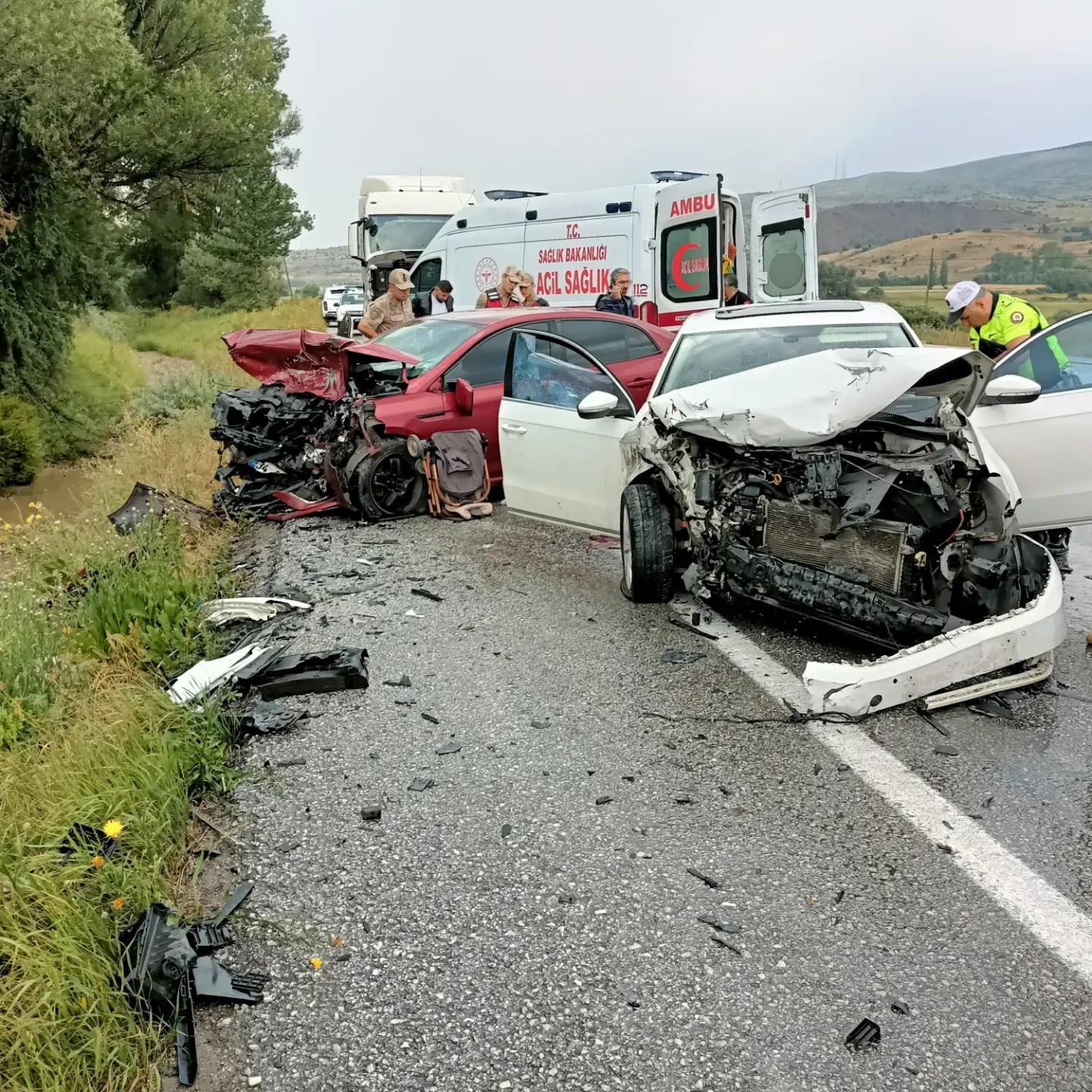Erzincan’da iki otomobilin çarpışması sonucu 4 kişi yaralandı.