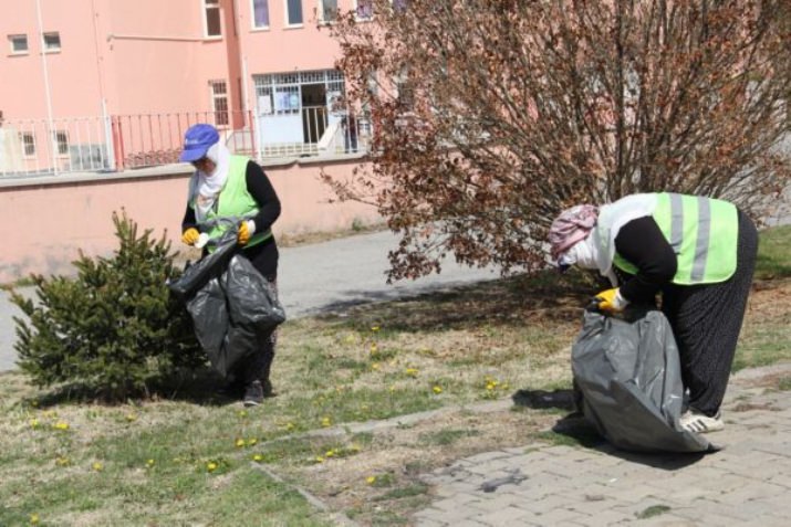 Kadın İşçiler Erzincan’ı Temizliyor