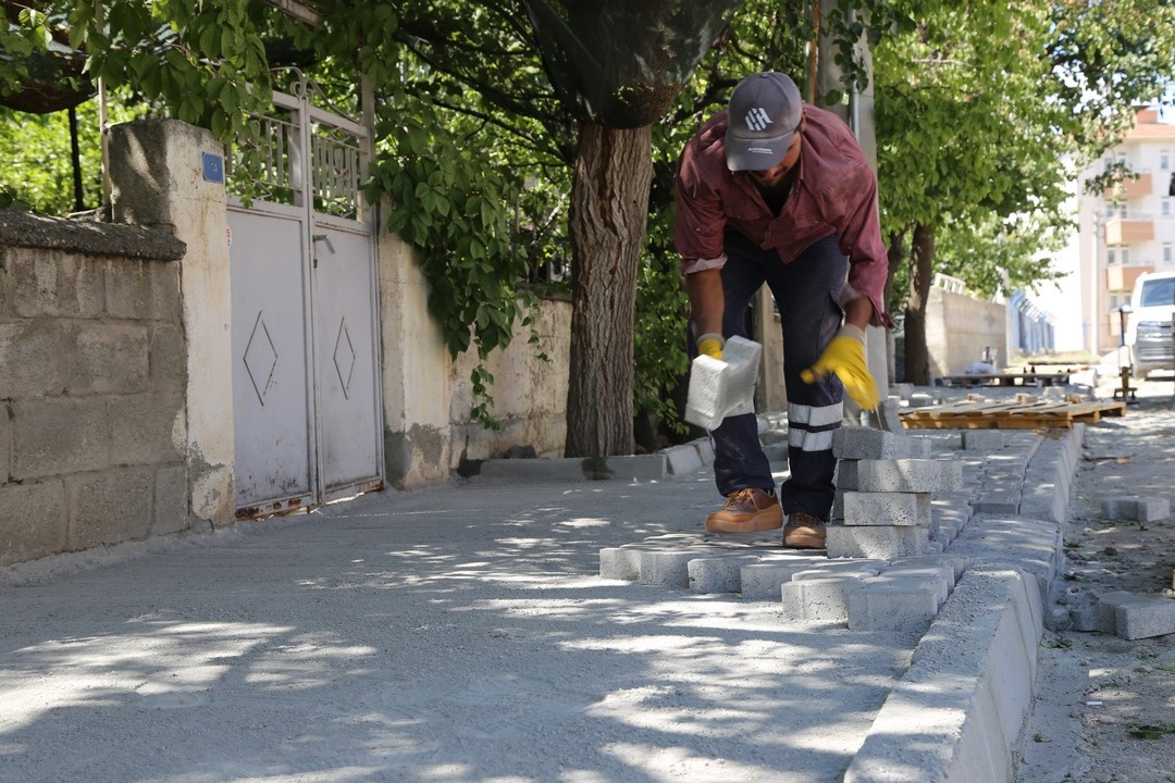 Aslanlı mahallesinde kaldırım çalışması