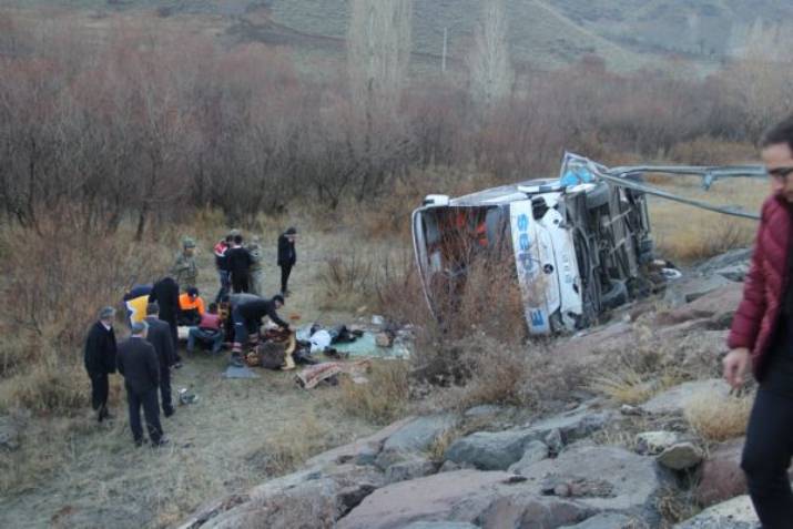 Erzincan’da Feci Kaza:1 Ölü 23 Yaralı