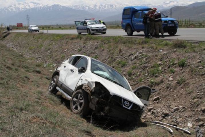 Erzincan’da Kaza 3 Yaralı - Video Haber