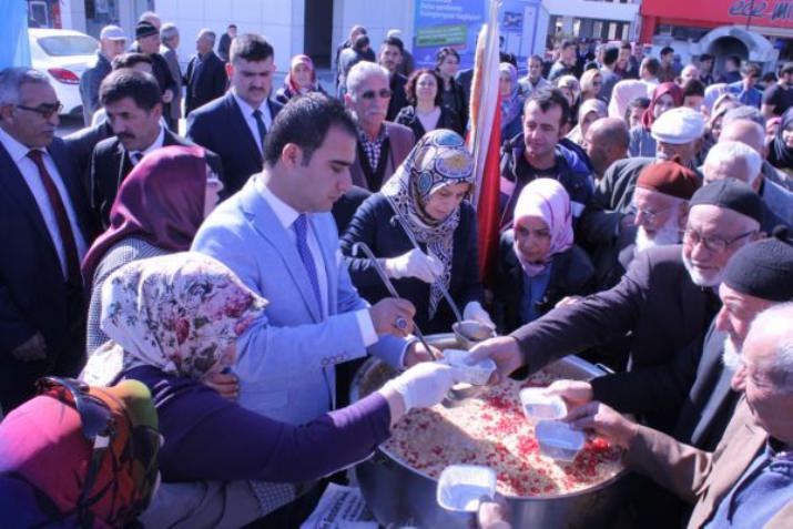 MHP Kadın Kolları ve Ülkü Ocaklarından Aşure İkramı