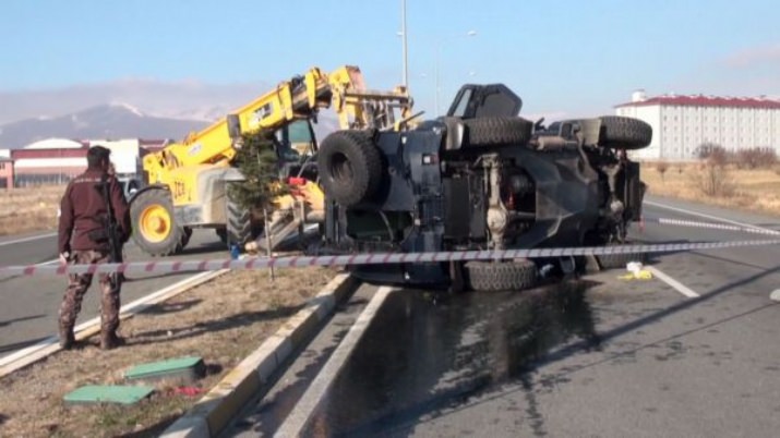 Özel Harekat’a Ait Zırhlı Araç Devrildi 2 Yaralı