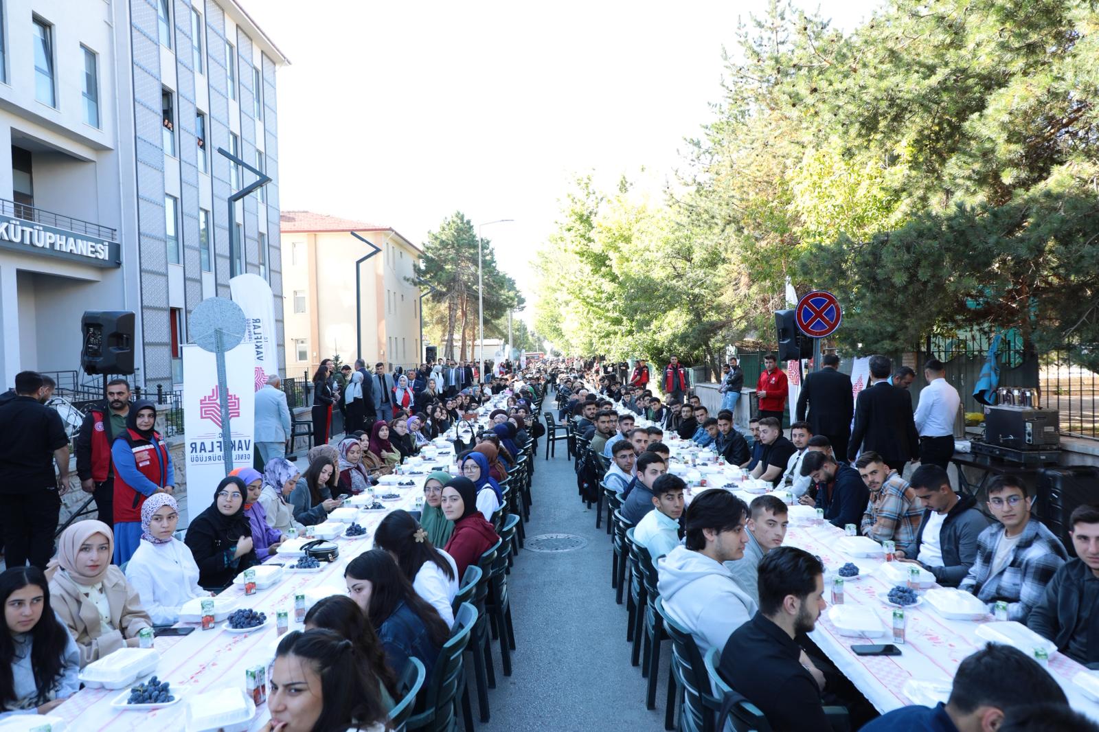 Binlerce Öğrenci Kahvaltıda Bir Araya Geldi