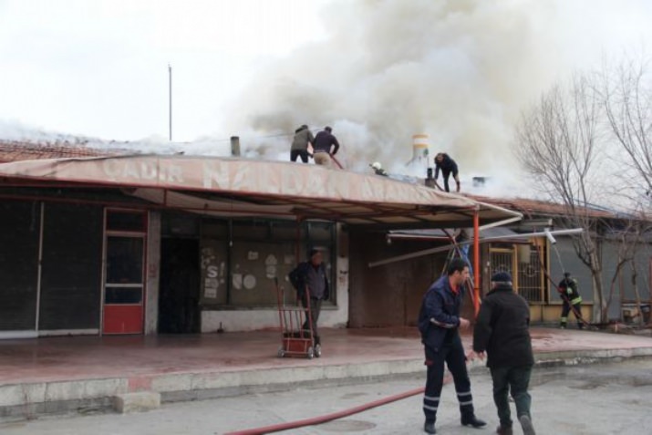 Çıkan Yangında 18 İşyerinin Çatısında Hasar Oluştu