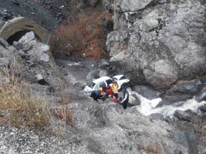 Şarampole Devrilen Araçta 3 Kişi Yaralandı-Video Haber